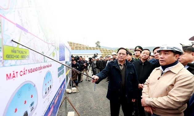 Premier vietnamita inspecciona despliegue del proyecto de construcción de autopista Norte-Sur del este