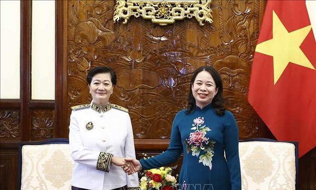 Presidenta interina de Vietnam recibe a embajadores de Suiza, Malasia y Camboya