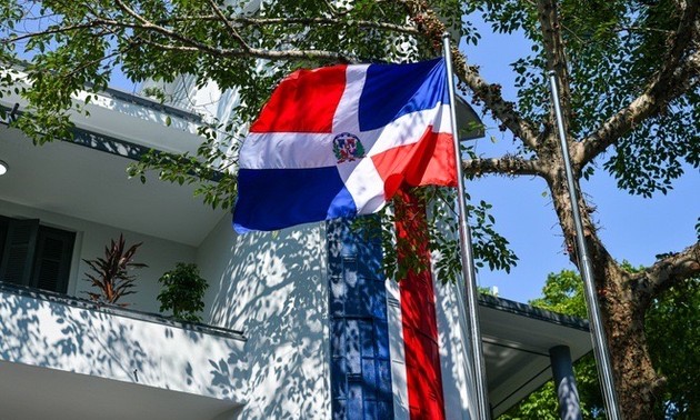 Primer izamiento de la bandera dominicana en Hanói 