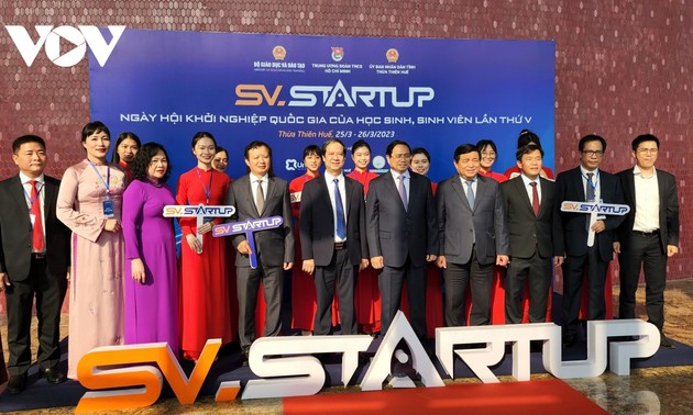 Premier vietnamita urge a promover la aspiración de emprendimiento e innovación de la juventud