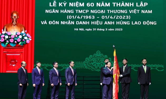 Premier vietnamita da orientaciones a Vietcombank, uno de los 100 bancos más grandes de Asia
