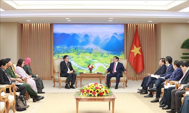 Premier vietnamita recibe a los embajadores de Malasia y Camboya 