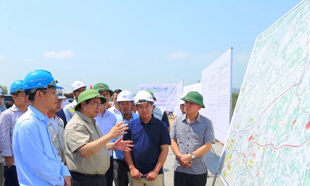 Premier vietnamita urge a asegurar calidad y progreso de proyectos de la autopista Norte-Sur