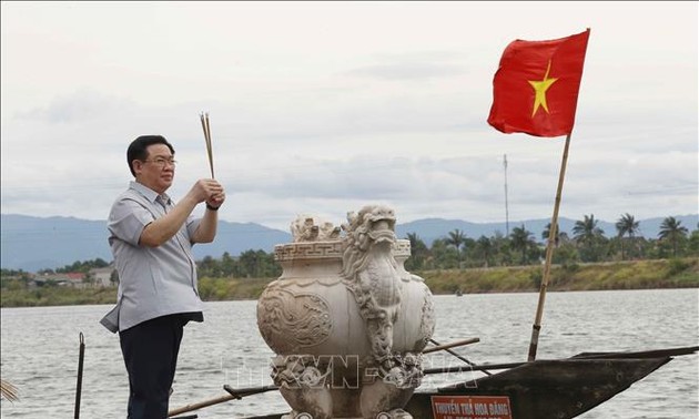 Líder del Legislativo rinde homenaje a héroes de guerra y personas meritórias en Quang Tri