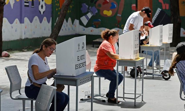 Ecuatorianos acuden a las urnas electorales