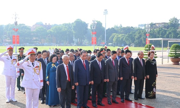 Dirigentes vietnamitas rinden homenaje al Presidente Ho Chi Minh con motivo del Día Nacional