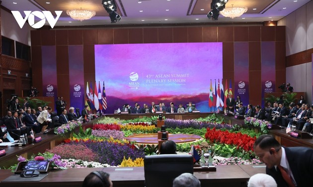 Inauguran 43.ª Cumbre de la ASEAN