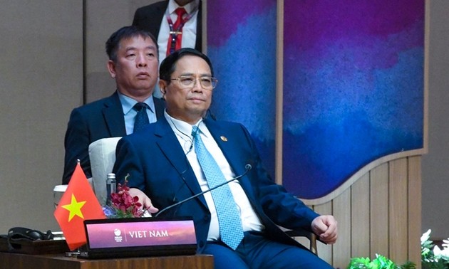 Premier vietnamita finaliza con éxito su agenda en la 43ª Cumbre de ASEAN