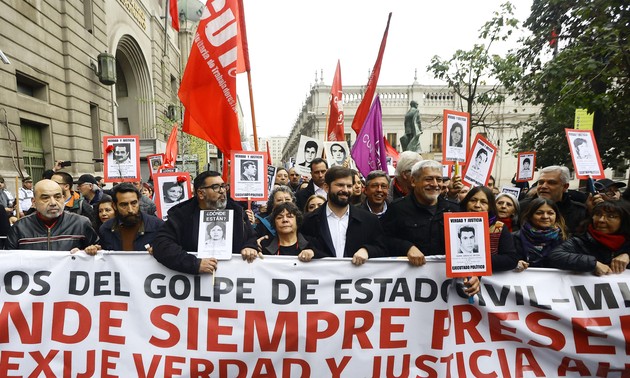 Miles de chilenos marchan en conmemoración al 50 años del golpe de Estado 