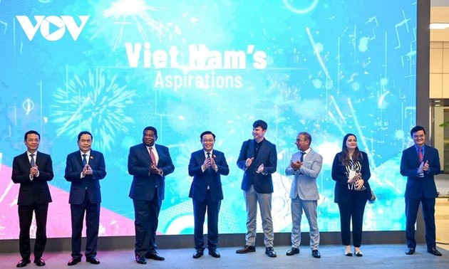Presidente de la Asamblea Nacional asiste a inauguración de exposición “Aspiración de Vietnam”