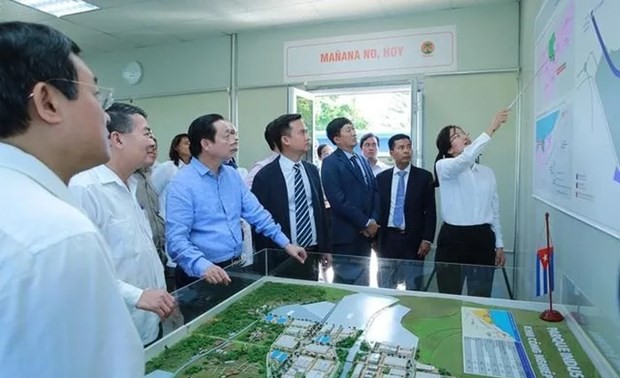 Viceprimer ministro de Vietnam visita el parque industrial ViMariel en Cuba