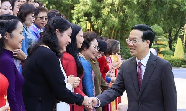 Presidente de Vietnam se reúne con representantes de la Asociación de Empresarias Mujeres