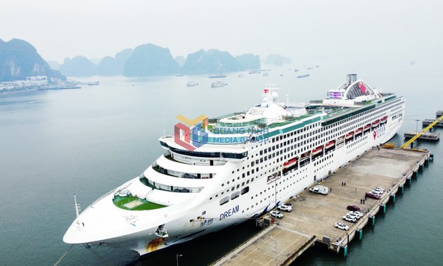 Llega a la bahía de Ha Long un crucero internacional con 400 turistas a bordo