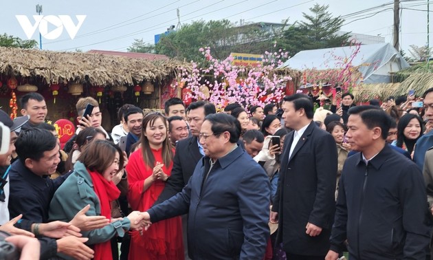 Premier vietnamita visita y entrega obsequios a familias meritorias y trabajadores en Thanh Hoa