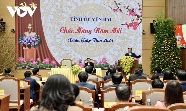 Continúan actividades del Presidente del Parlamento en Yen Bai