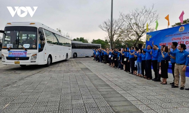 Da Nang ofrece autobuses gratuitos para llevar trabajadores a casa con motivo del Tet