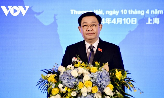 Foro de Política Jurídica sobre promoción de inversiones y cooperación comercial Vietnam-China