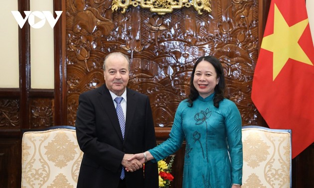Presidenta interina de Vietnam recibe a embajadores de Japón y Argelia