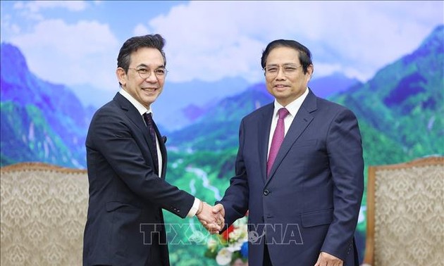 นายกรัฐมนตรี ฝ่ามมิงชิ้ง ให้การต้อนรับรัฐมนตรีว่าการกระทรวงการพัฒนาเศรษฐกิจและการค้าระหว่างประเทศของแคนาดาและเอกอัครราชทูตไทย