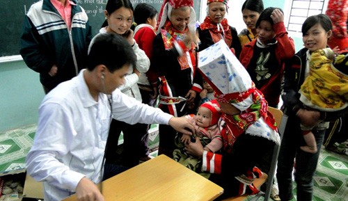 Poor people in Gia Lai province get free health check-ups