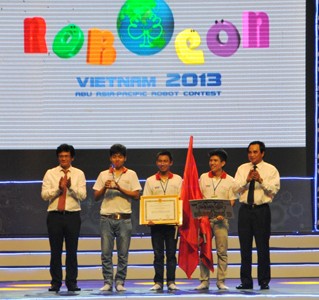 Lac Hong University wins Robocon Vietnam 2013