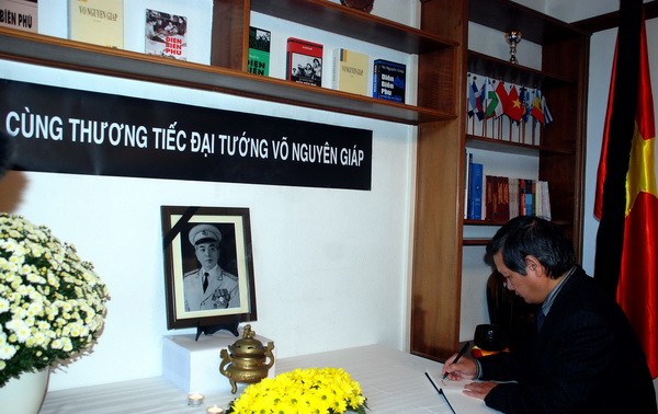 Vietnam’s embassies mourn General Vo Nguyen Giap