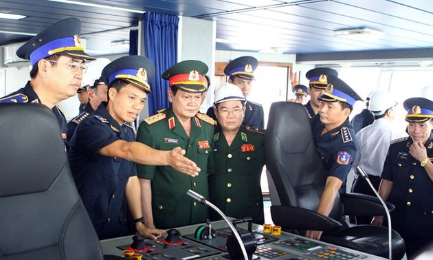 Defense authorities visit Truong Sa Island