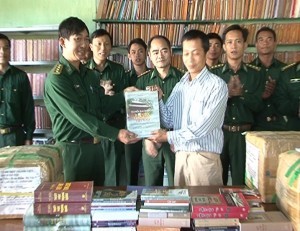 Kon Tum Library presents books to boder guards