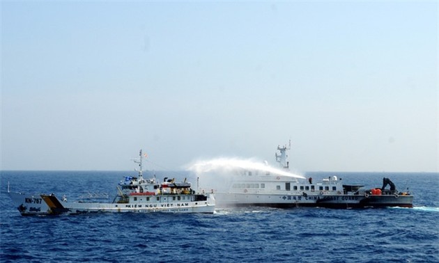  Chinese vessels surround Vietnamese fishermen, impede Vietnamese law enforcement ships 
