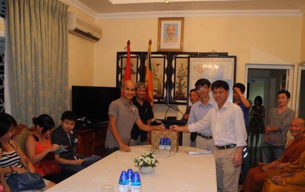 Vietnamese in Sri Lanka donate for soldiers on duty at China’ oil rig location