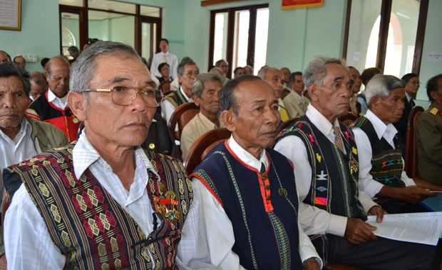 200 village patriarchs of ethnic minorities praised