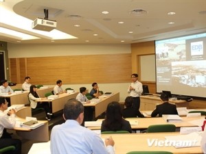 Singapore shares public administration experience with Vietnam 