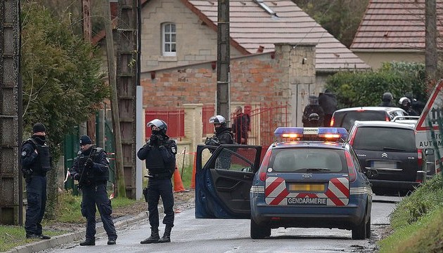Charlie Hebdo attack: Police hunt suspects in northern France 