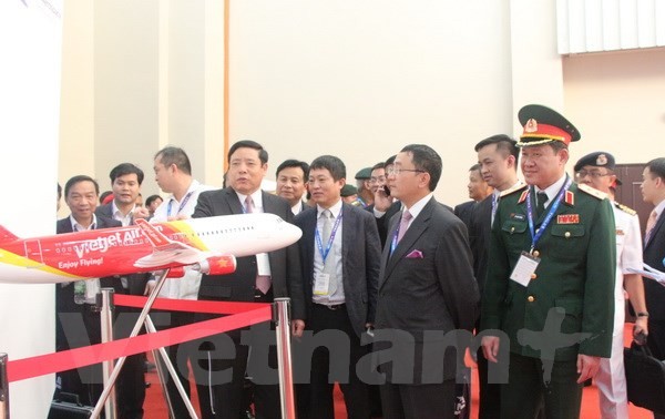 Vietnam attends International Maritime and Aerospace Exhibition 2015
