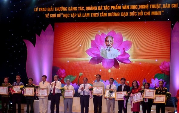 Works promoting “Following President Ho Chi Minh’s moral example” movement honored