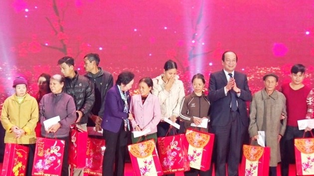 450,000 USD donated for poor people to celebrate Tet
