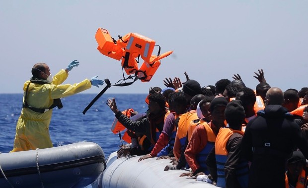 Number of migrants reaching Italy surpasses the totals for Greece