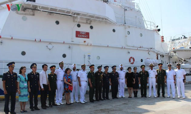 Indian coast guard ship visits Vietnam