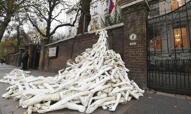 Russia-UK relations escalate following mannequin protest in London