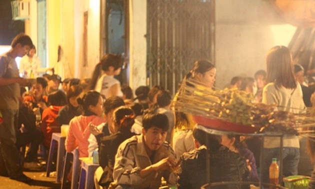 Foreigners experience Hanoi’s life and culture