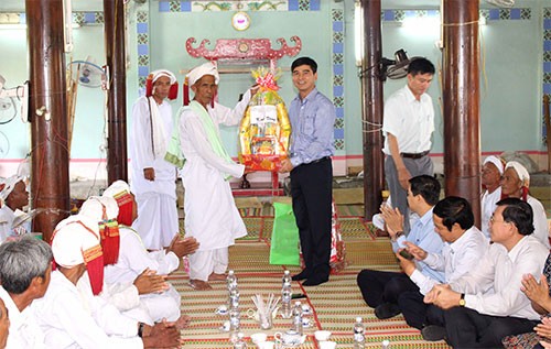 Binh Thuan leaders visit Cham people during Ramuwan festival