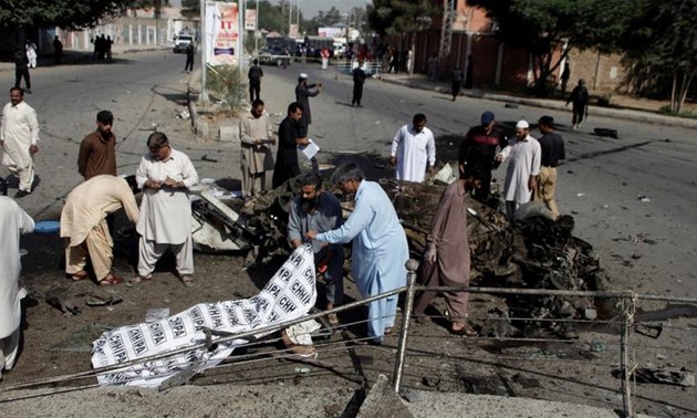 Twin bombings in Pakistan kill 27 