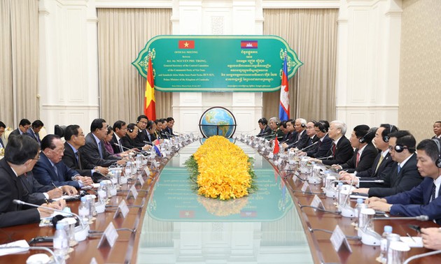 Party leader encourages cooperation between Vietnamese, Cambodian localities