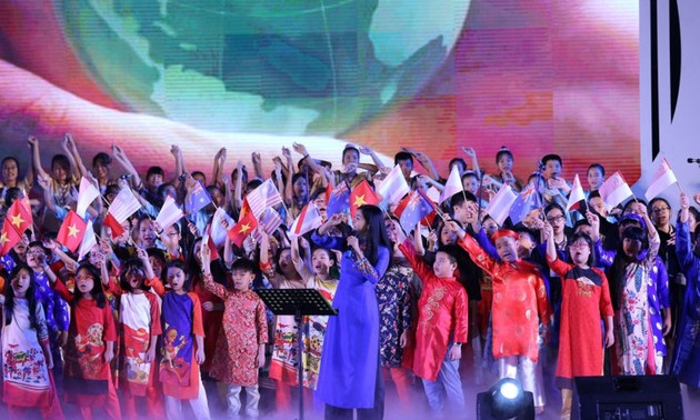 Teaching choral art to children in Hanoi