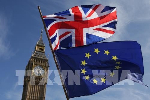 UK cabinet backs draft Brexit agreement