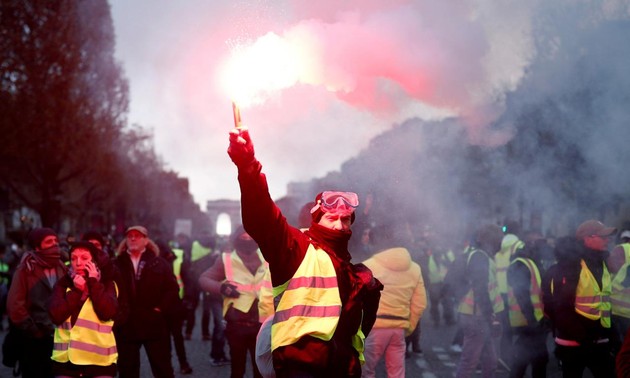 France’s “Yellow Vest” protests turn violent