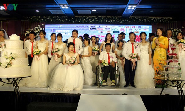 Disadvantaged couples gather in Hanoi for collective wedding ceremony