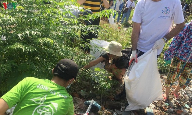 Volunteers clean up Long Bien bridge, Red River area