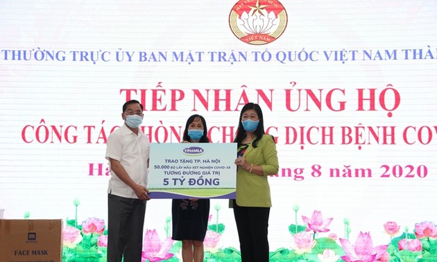 Vinamilk donates 50,000 COVID-19 sample collection kits to Hanoi