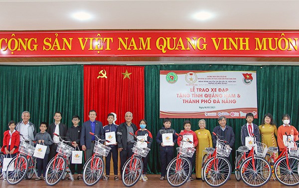 Former youth volunteers give bicycles to poor children in central region